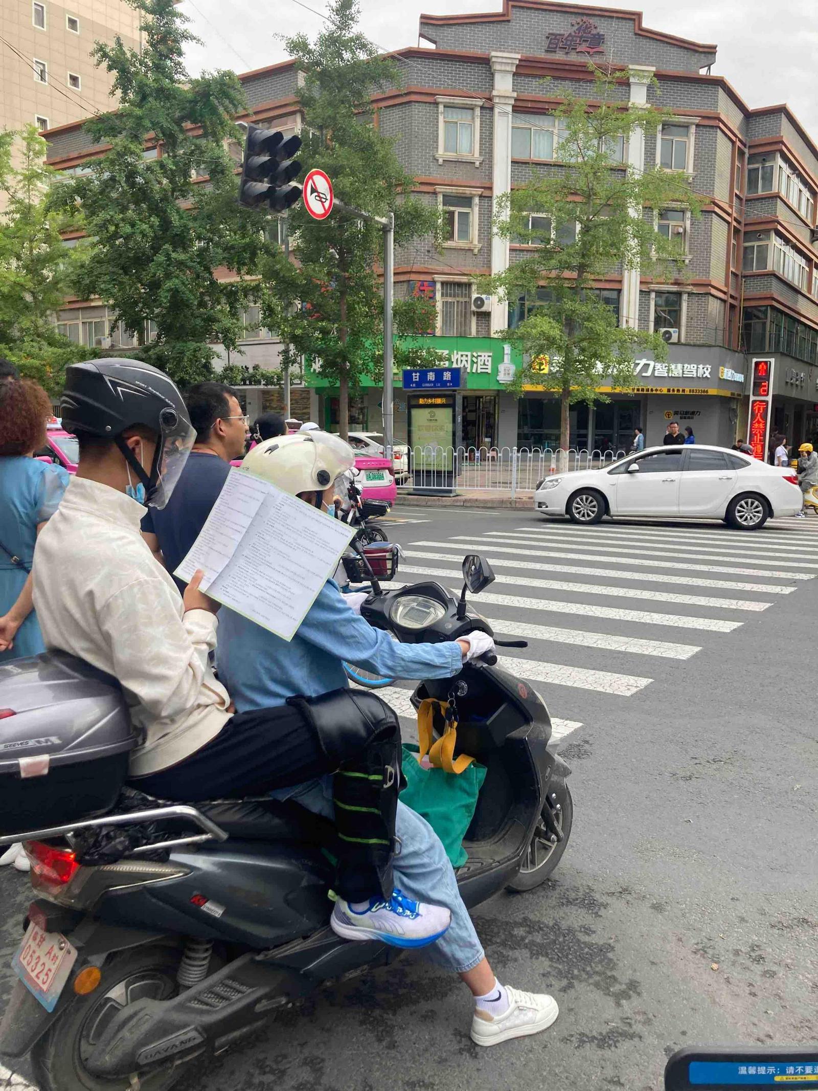 红灯前的“争分夺秒”！