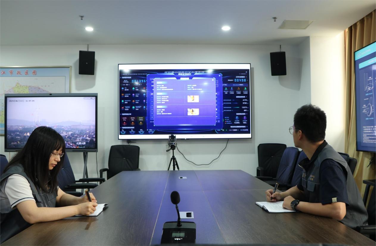 靖江市应急指挥中心大屏幕。