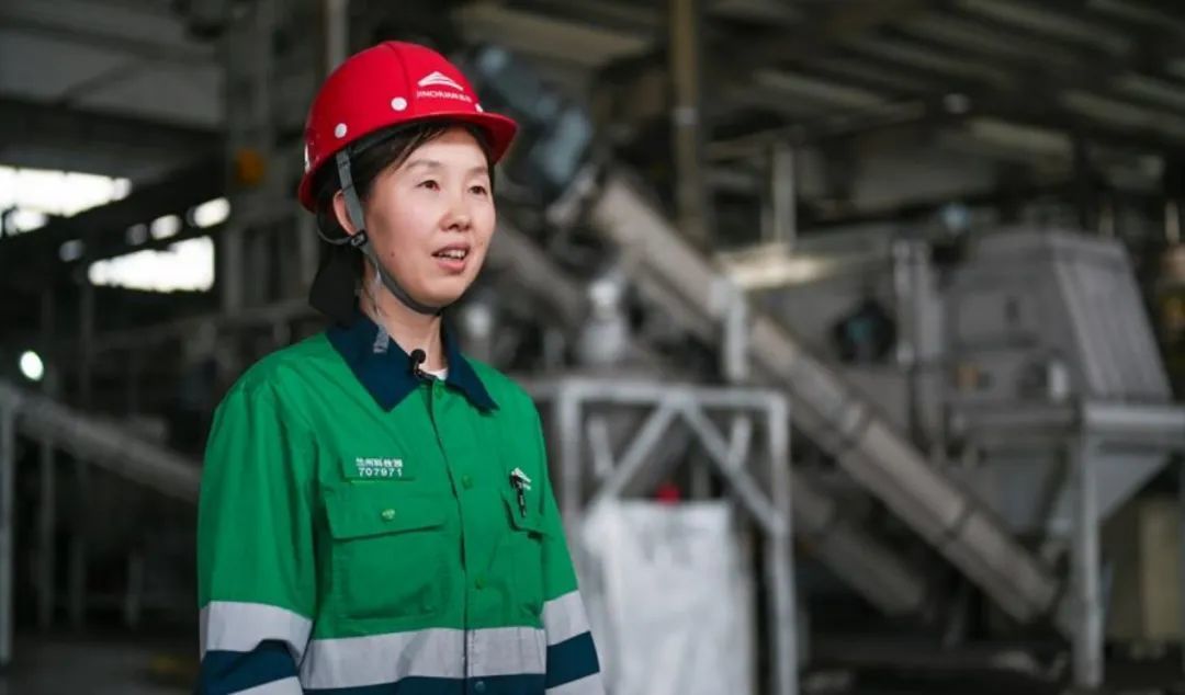 金川金科资源技术主管李兰兰介绍项目进度　李德宇　摄