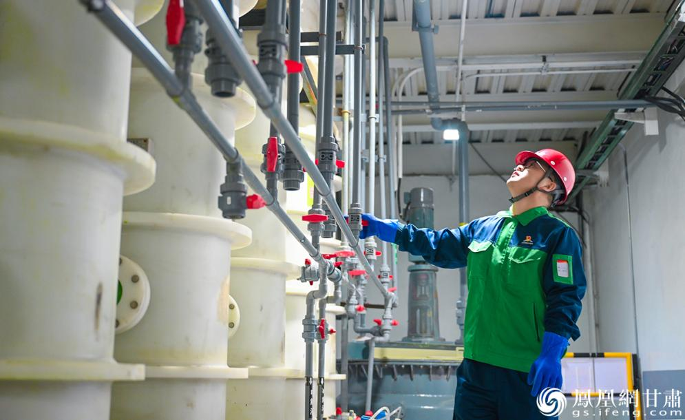 兰州金川科技园公司高纯事业部技术员黎楷检查净化镍电解液阀门 杨艺锴 摄