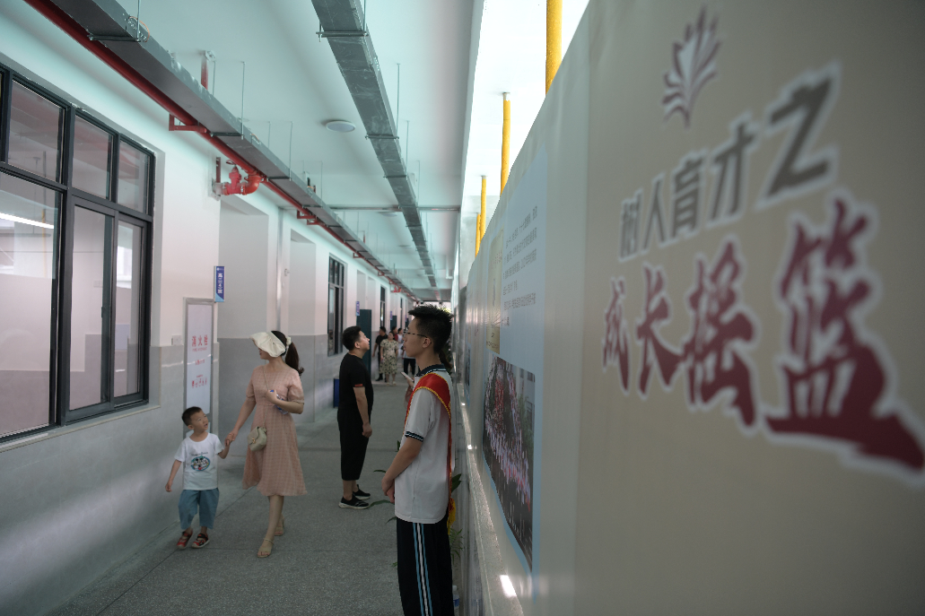 南昌县莲塘一中象湖滨江校区落成
