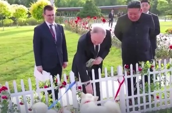 金正恩向普京赠送一对朝鲜国犬，普京笑逐颜开表示感谢