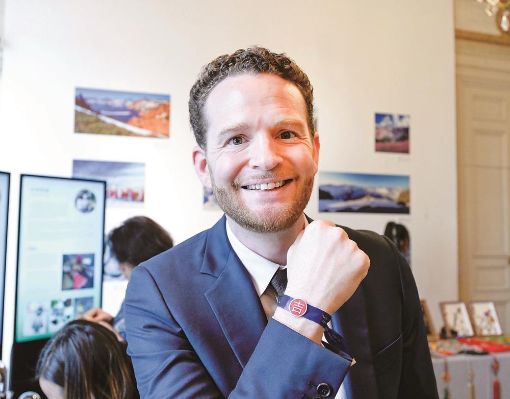 在“机遇中国·多彩吉林”文化和旅游推介交流会活动现场，与会嘉宾兴奋地展示带有“吉”字样的饰品。 吉林省委宣传部供图