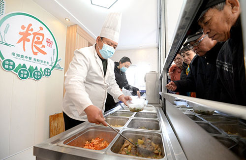 3月20日，邯郸市峰峰矿区朝阳社区老年食堂提供“半份餐”特色服务，受到居民普遍欢迎。