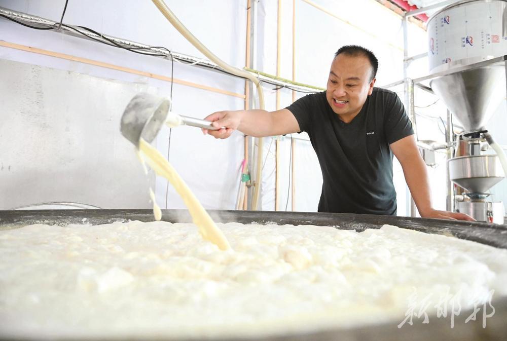 6月18日，温换林正在煮制豆浆。邯郸新闻传媒中心记者周绍宗 摄