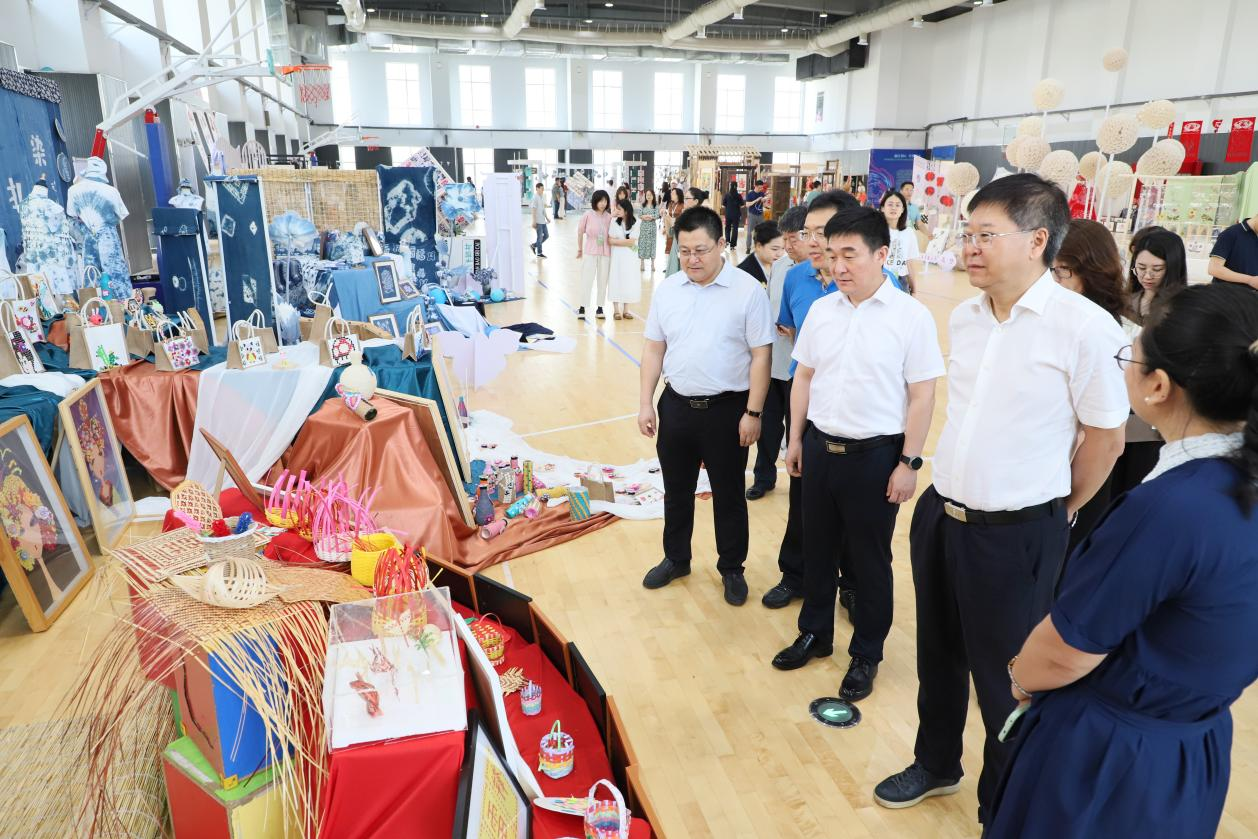 研思融汇新篇,美育浸润未来!2024年艺术核心素养课程中小学美术主题单元跨学科教学研讨会成功举办