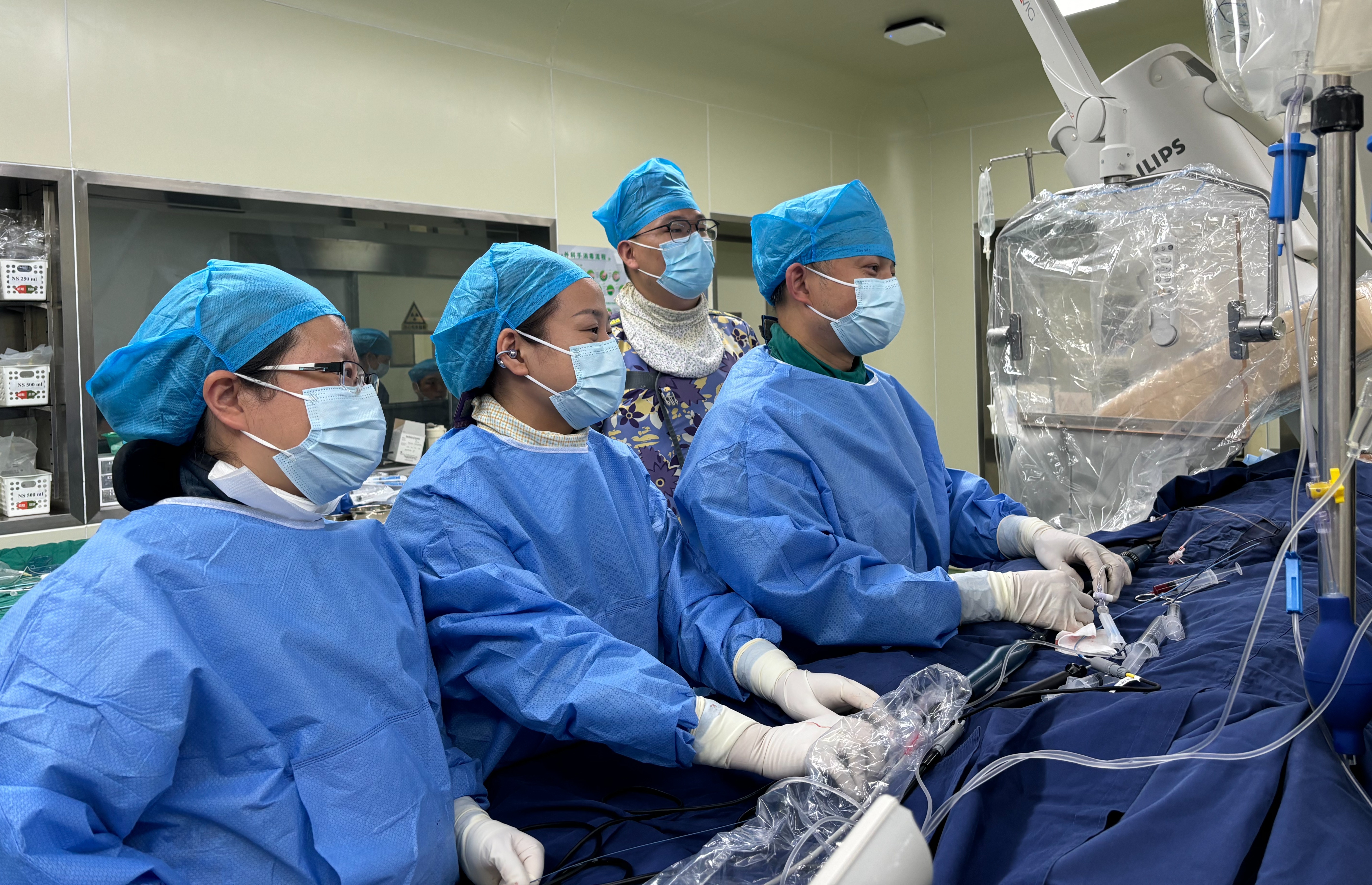 图为陈龙副主任医师（右一）正在手术