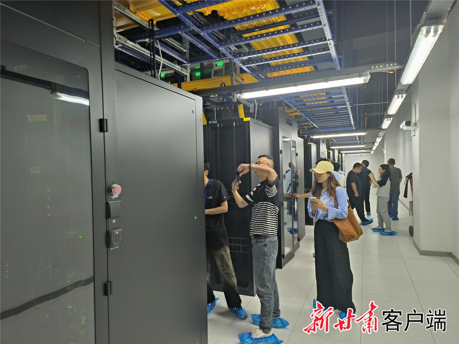 网络博主正在参观运行机房