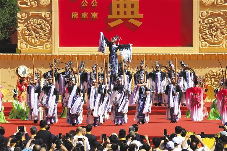 6月21日，演员在公祭伏羲大典上表演乐舞告祭仪式。新华社记者　张智敏　摄
