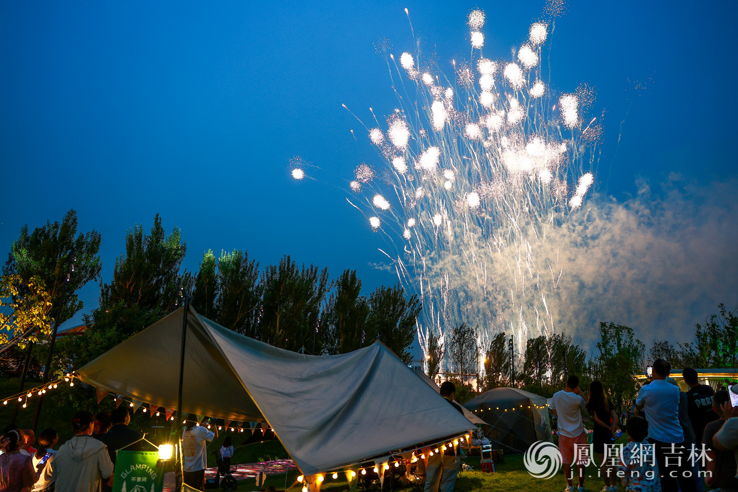 露营市民欣赏焰火表演。