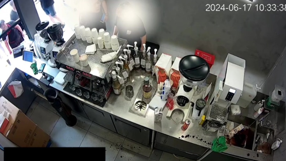 Manner店员向顾客泼咖啡粉前因后果完整版视频