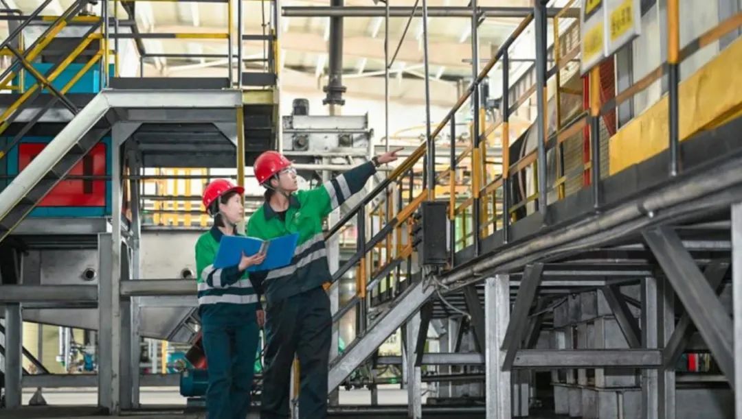 金川金科资源员工在生产线上忙碌　李德宇　摄