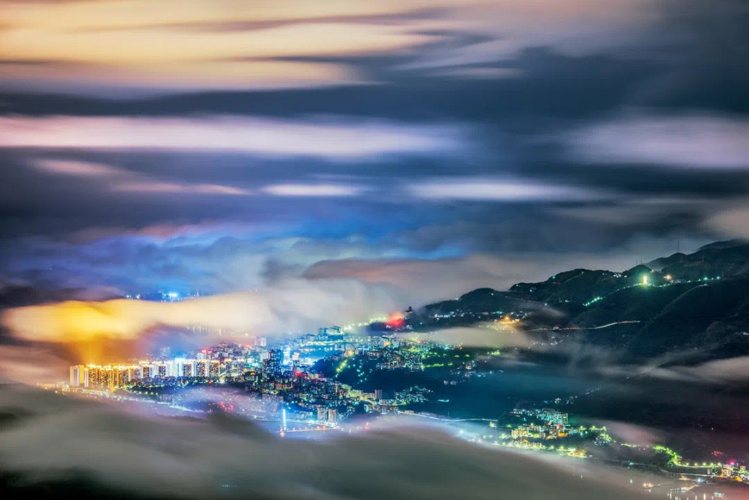 夜晚的奉节城区，灯火辉煌，云雾缥缈。重庆赤甲集团供图