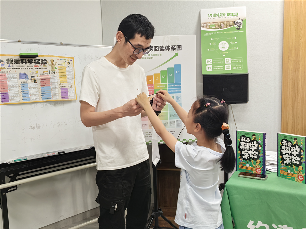 江北万润社区小朋友手绘环保领带，献礼父亲节，倡导绿色环保理念