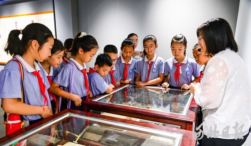 6月21日，吴桥县实验小学学生在河北线装书博物馆参观。
