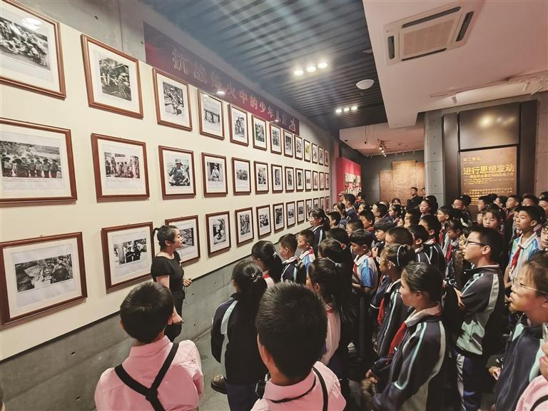 “六一”儿童节，榆中街小学师生参观八路军兰州办事处纪念馆的“抗战烽火中的少年儿童”图片展。