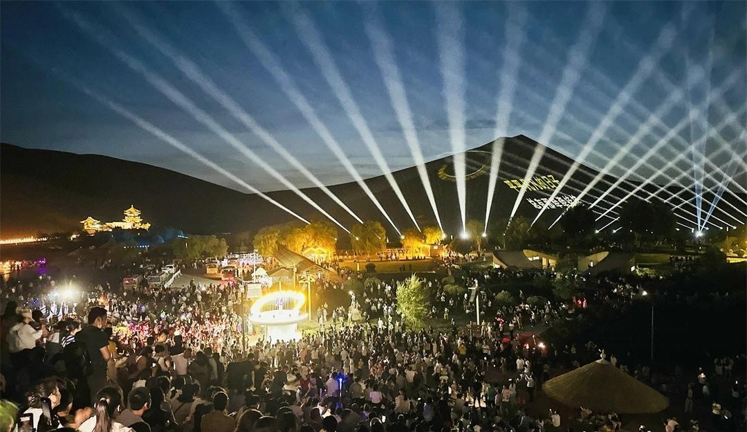 鸣沙山星空下万人合唱歌唱祖国　游客秒变“夸夸团”