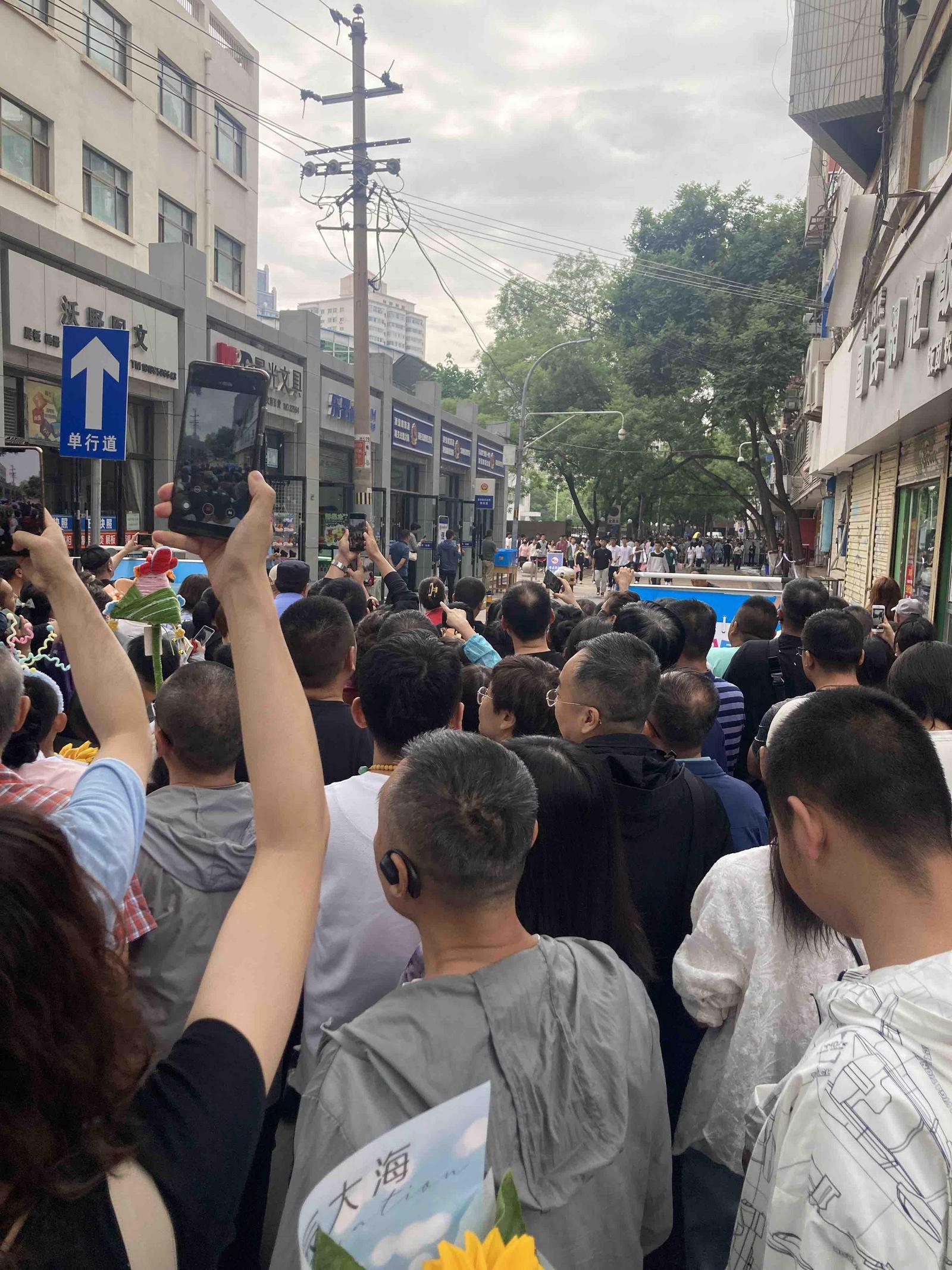 出来了，出来了，手机记录这一刻。