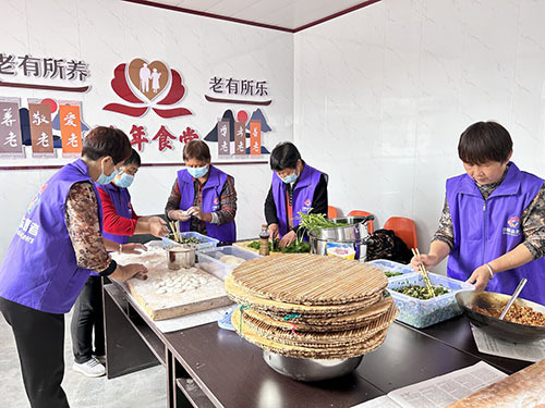 4月8日，辛集市北智邱村老年食堂开展“爱心饺子传真情 浓浓关爱暖心间”敬老爱老文明实践活动。本版图片由省文明办提供