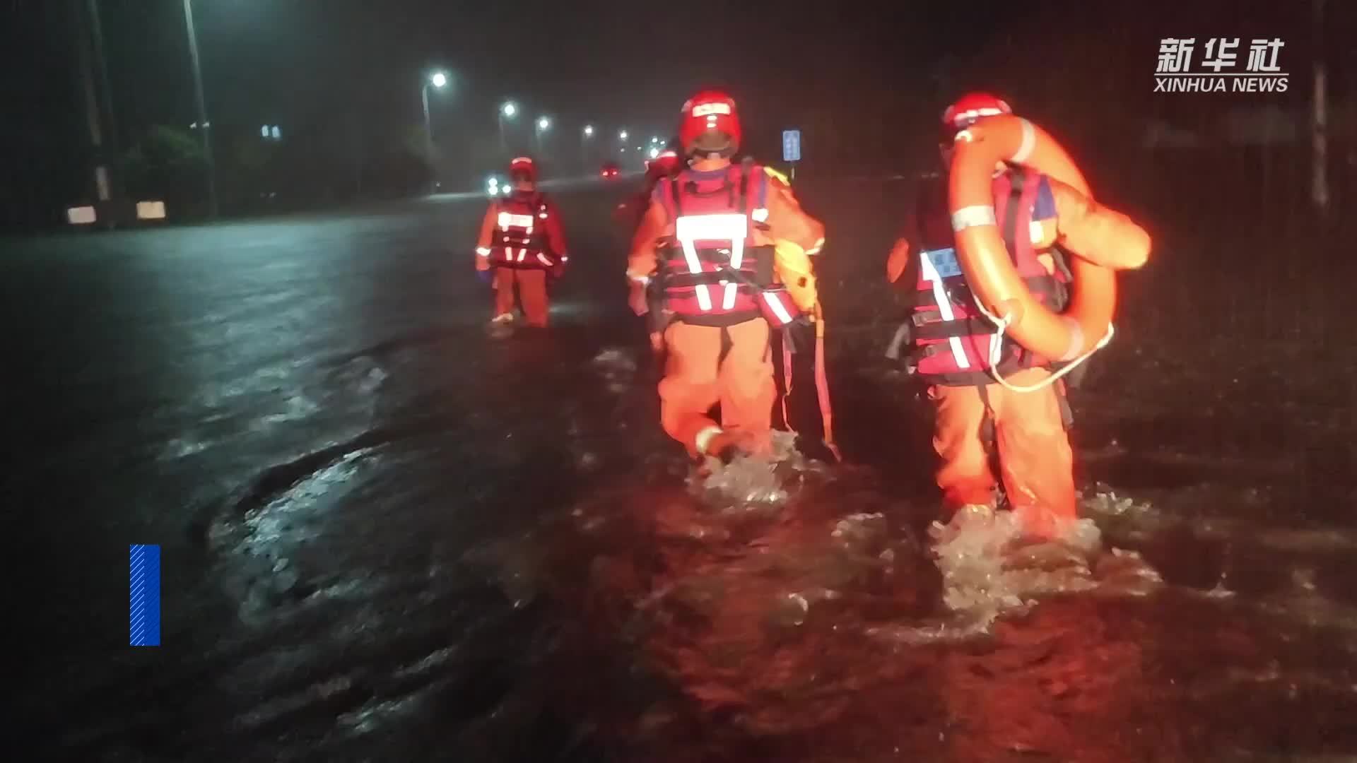 湖北咸宁：暴雨致多地发生内涝 消防紧急救助