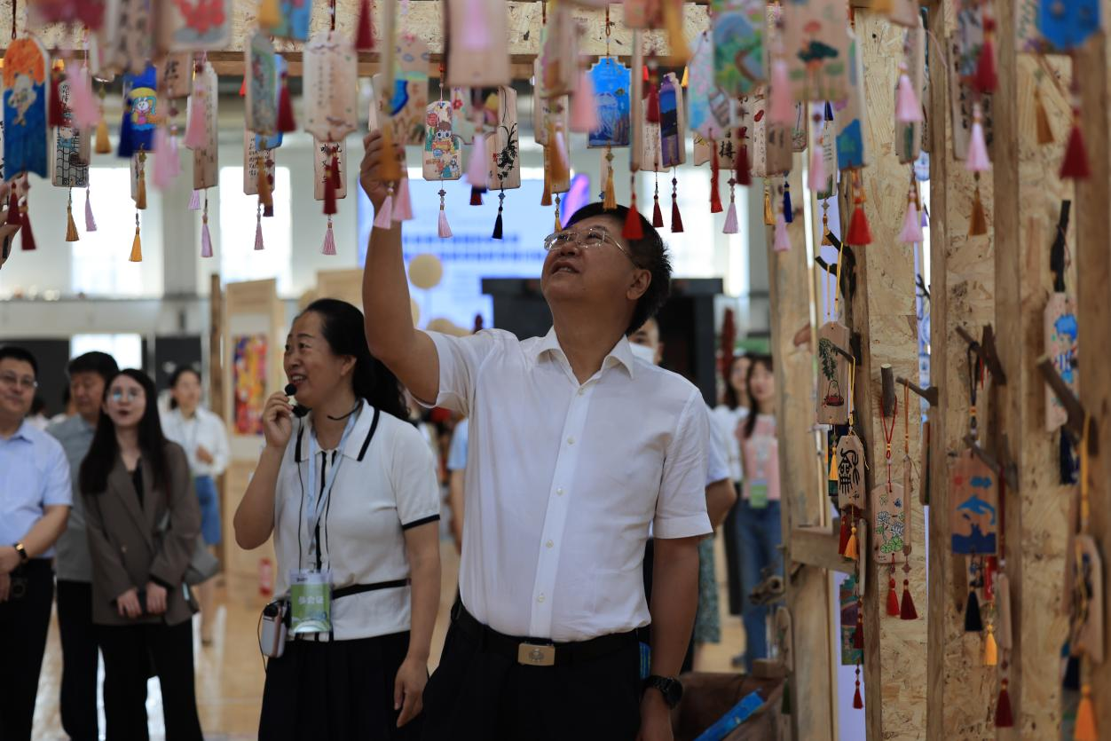 研思融汇新篇,美育浸润未来!2024年艺术核心素养课程中小学美术主题单元跨学科教学研讨会成功举办