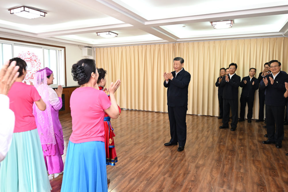 6月19日至20日，中共中央总书记、国家主席、中央军委主席习近平在宁夏考察。这是19日下午，习近平在银川市金凤区长城花园社区活动室考察时，同社区居民亲切交流。新华社记者 谢环驰 摄