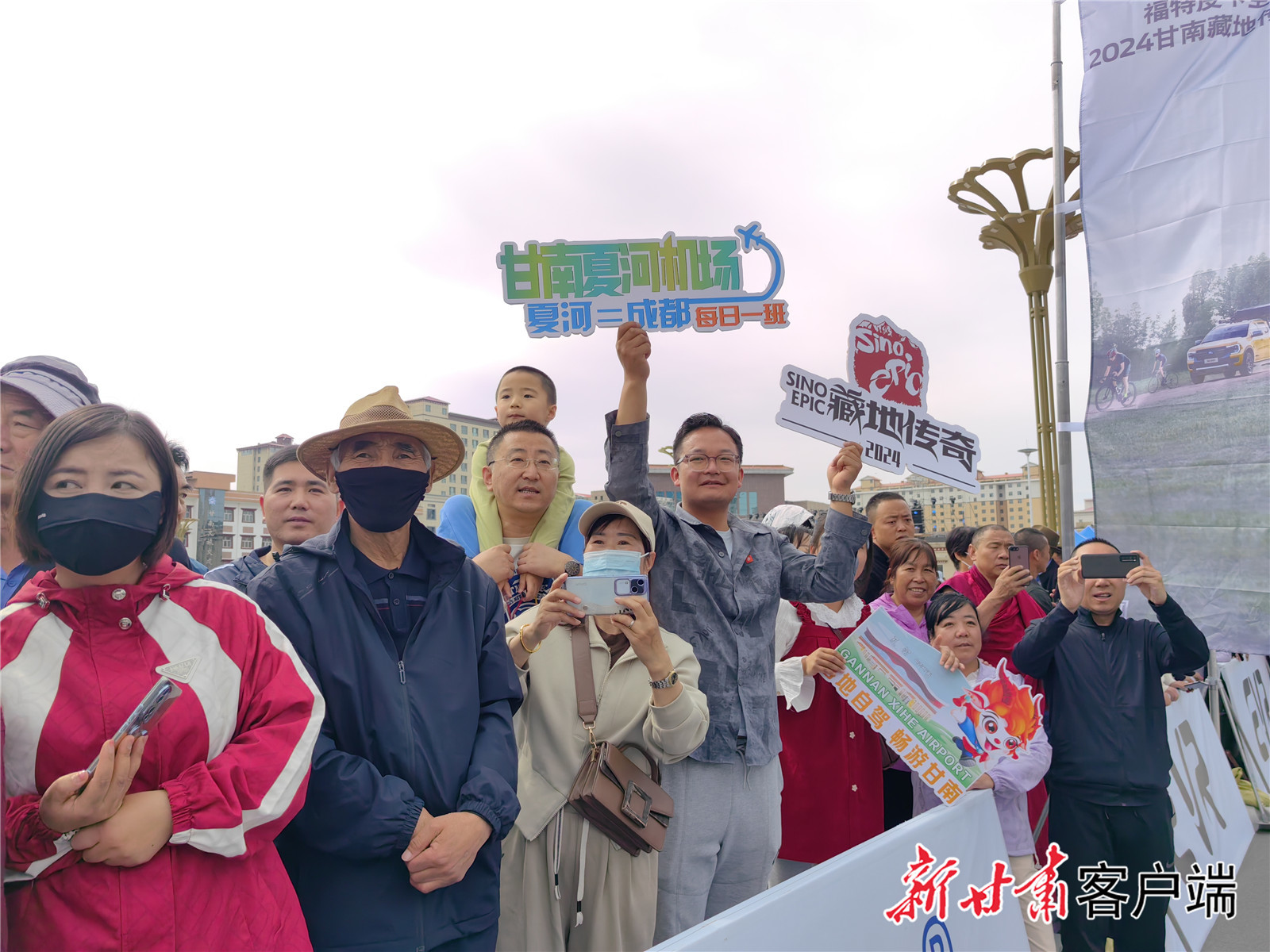 道旁为选手加油的观众　新甘肃&middot;甘肃日报记者　何佳睿　摄