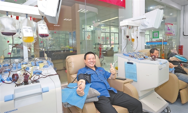 江铃铸造厂党员赵国华正在捐献血小板，他是省血液中心无偿献血次数最多的“献血明星”。