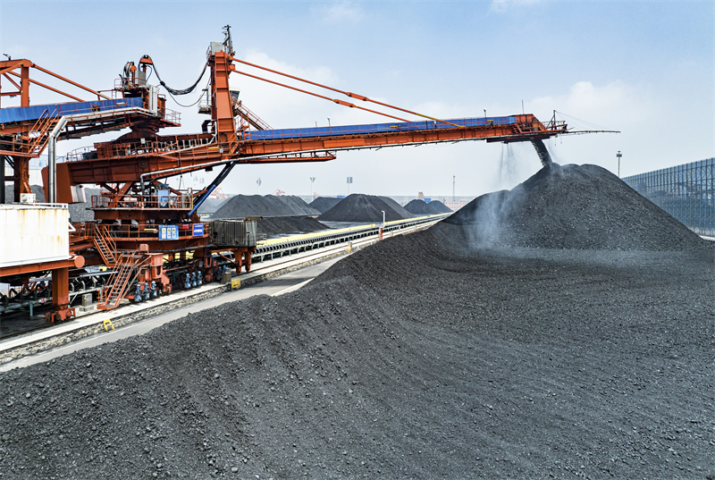 6月15日，堆料机在黄骅港进行堆煤作业（无人机照片）。