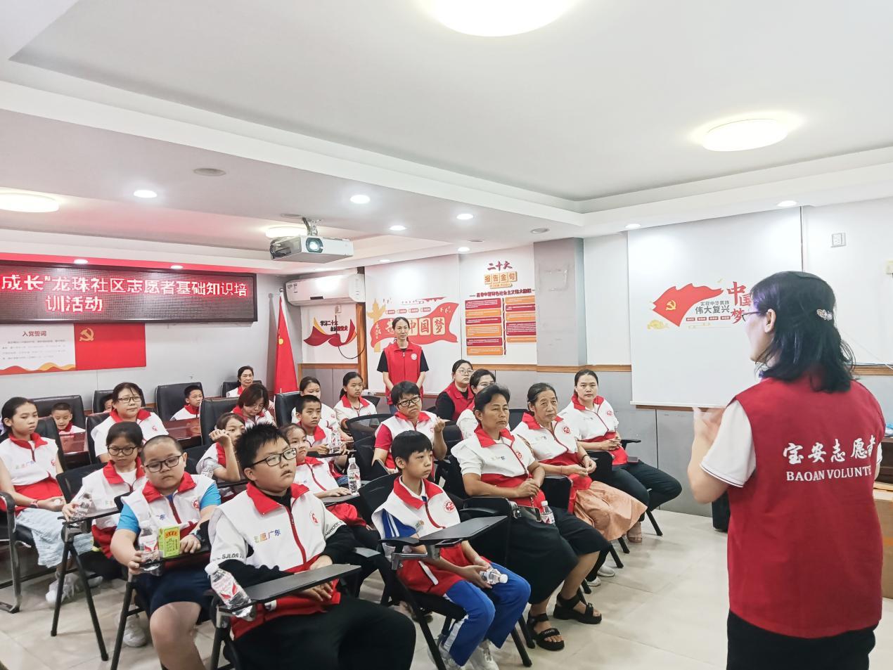 老师在为志愿者们介绍志愿者的基本礼仪