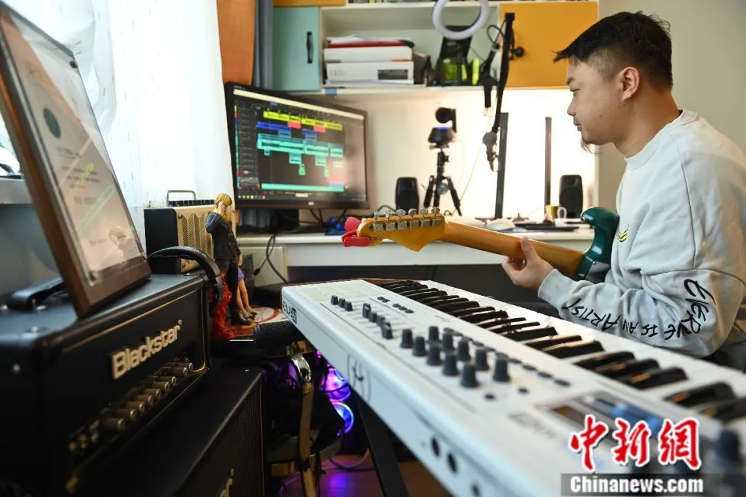 2023年10月23日，位于兰州的西北民族大学音乐老师巴依勒格在工作室编排新曲。李亚龙　摄