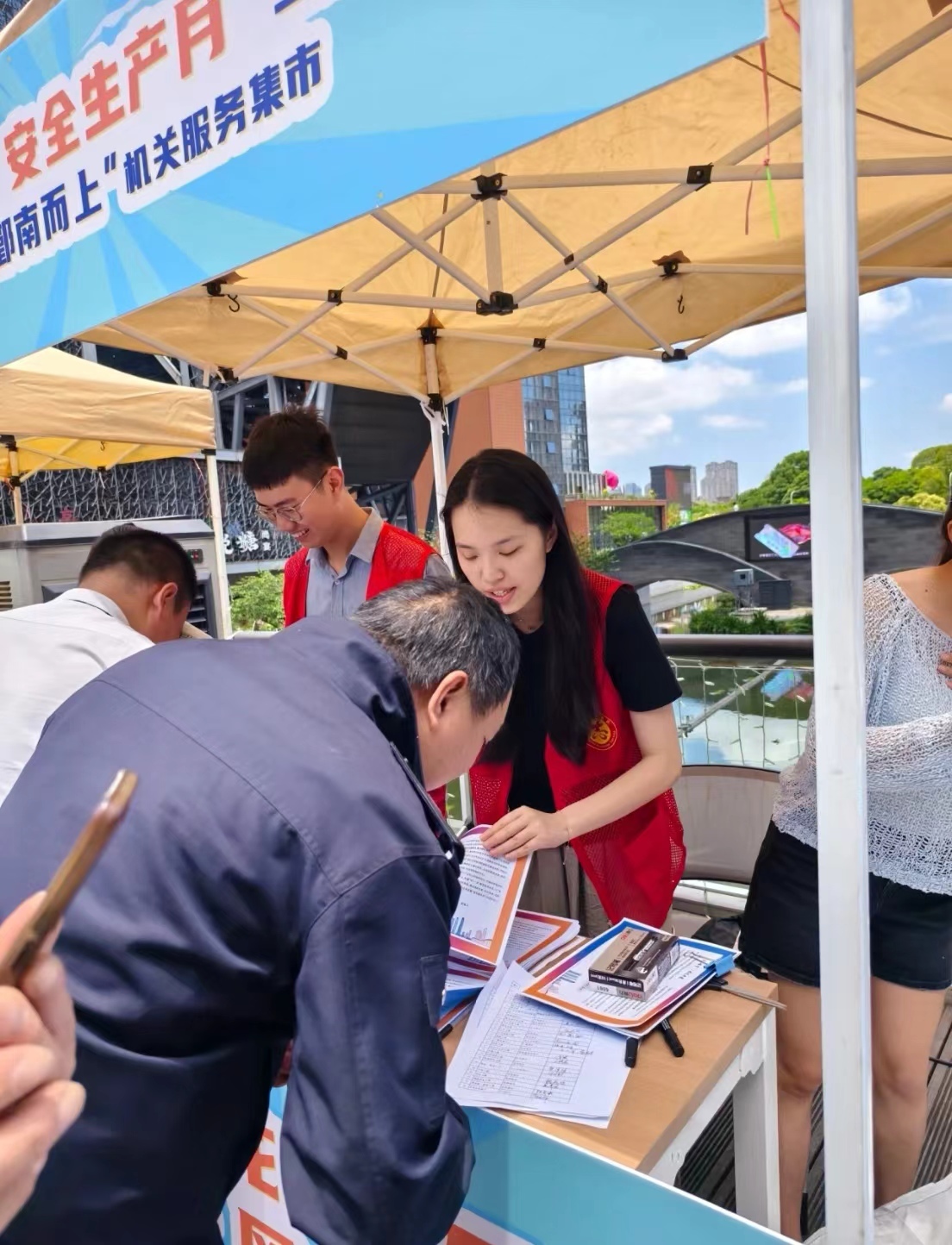 南部商务区：“党建+集市”延伸服务阵地推动安全宣传