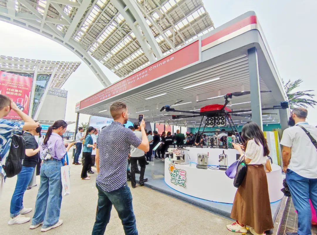 江门大力发展低空经济。图为第135届广交会上，“江门造”无人机吸引众多客商关注 何榕 摄