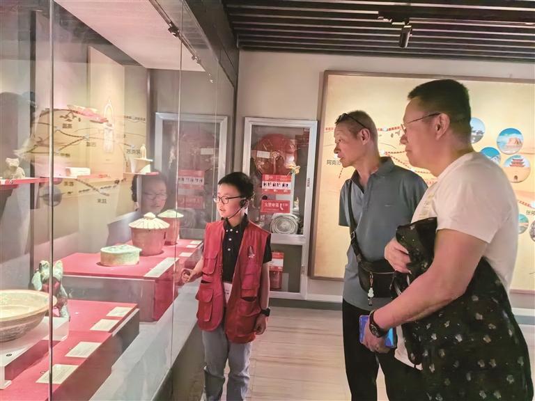 兰州市博物馆小讲解员黄子辰为观众进行文物讲解