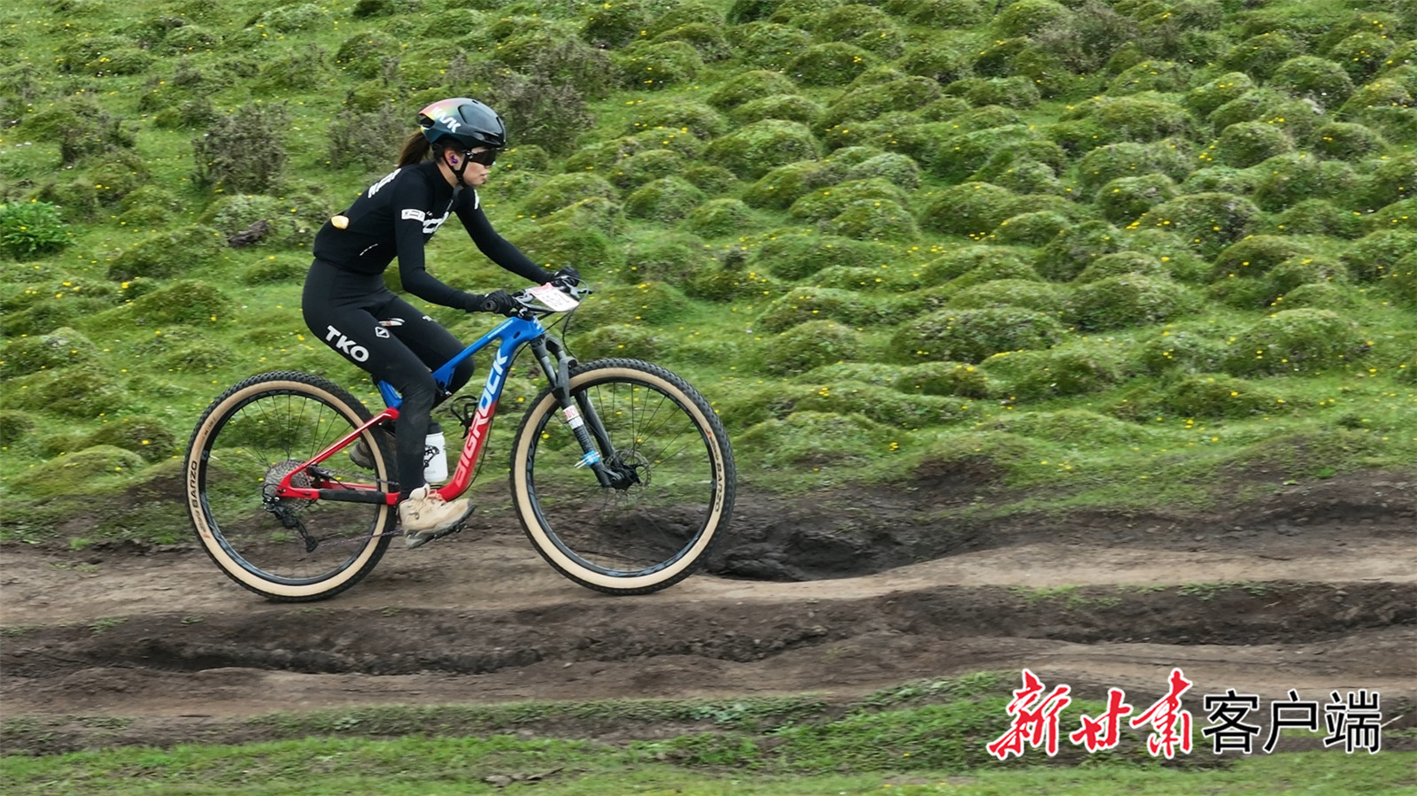 选手正在骑行中