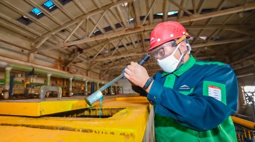 工作人员检查硫酸铜溶液　李德宇　摄