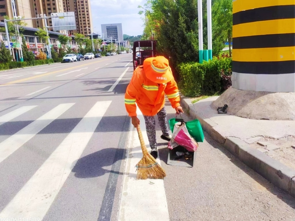 不惧高温“烤”验　华亭的他们“汗”卫城市之美