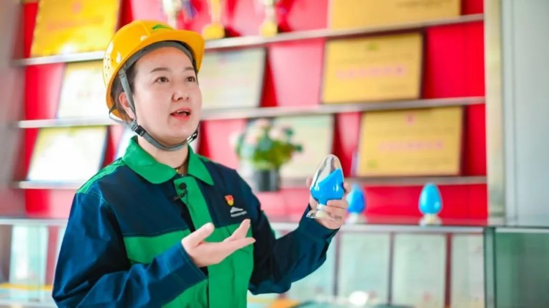 金川集团铜贵有限公司铜盐分厂副厂长梁艳萍介绍电镀用硫酸铜产品　李德宇　摄