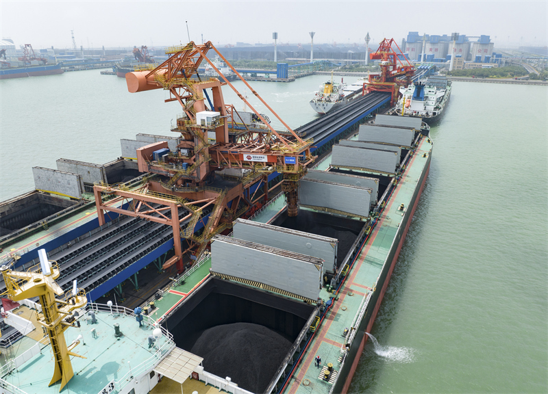 6月15日，国家能源集团黄骅港务公司三四期码头装船机将煤炭装入船舱（无人机照片）。新华社发（刘建玲 摄）