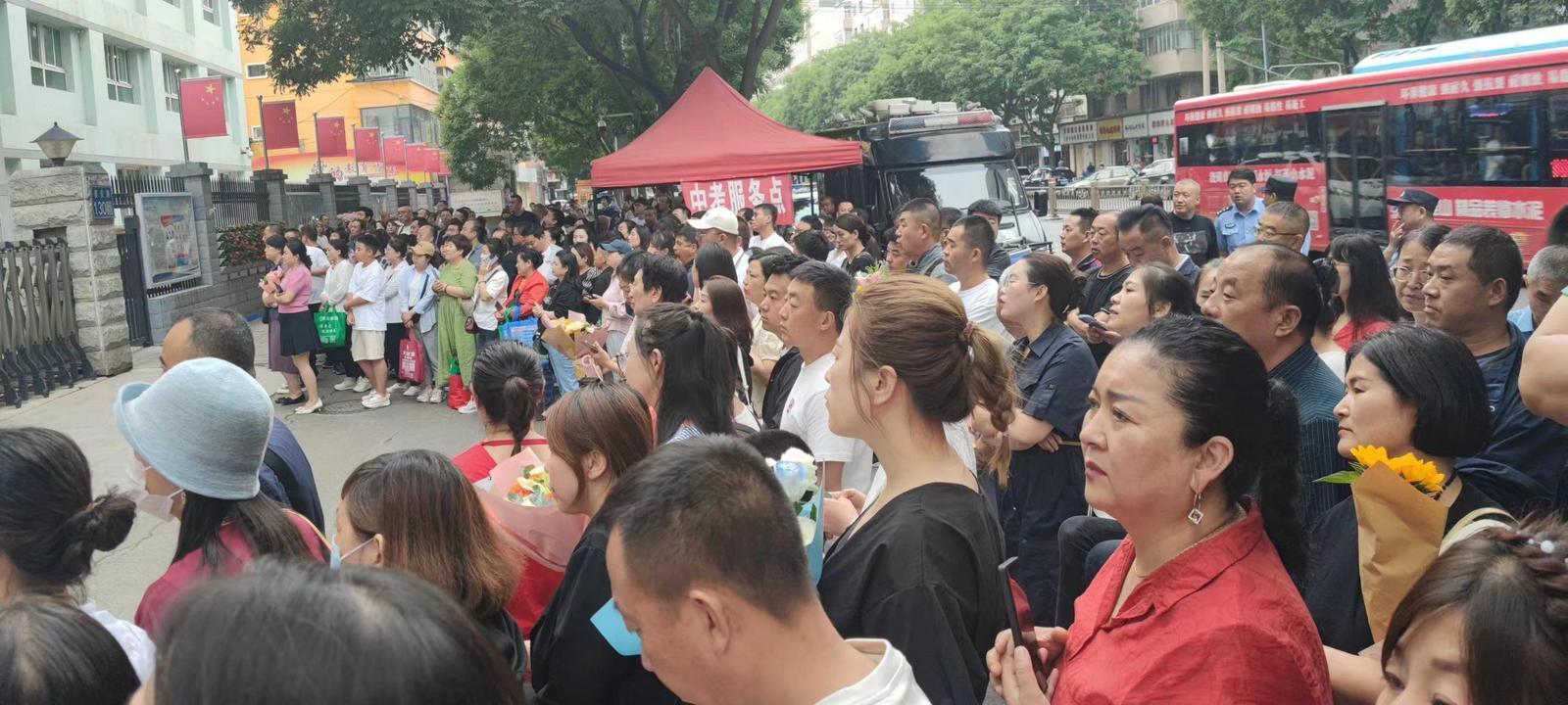 守望是各个考点的统一表情（田小东　摄）