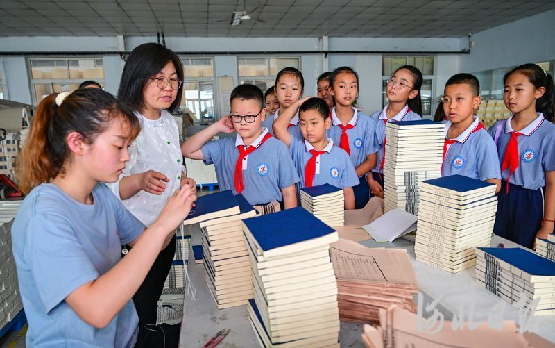 6月21日，吴桥县实验小学的学生在了解线装书制作技艺。
