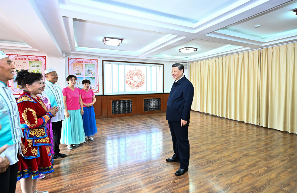 6月19日至20日，中共中央总书记、国家主席、中央军委主席习近平在宁夏考察。这是19日下午，习近平在银川市金凤区长城花园社区活动室考察时，同社区居民亲切交流。新华社记者 燕雁 摄