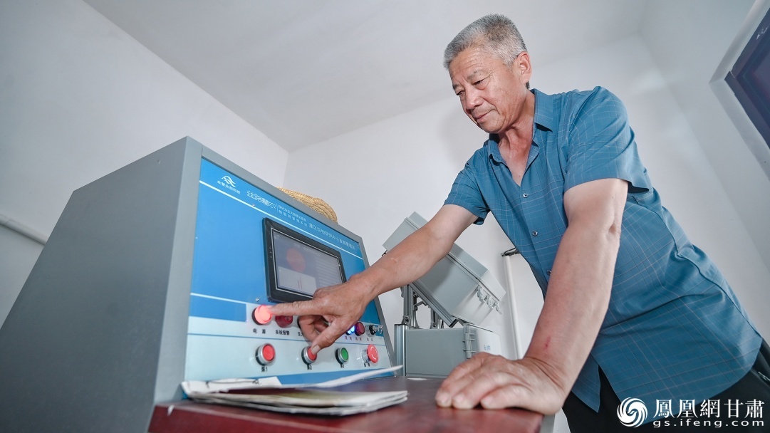 金昌市金川区双湾镇古城村村民张大军熟练掌握智慧灌溉系统的操作 李德宇 摄