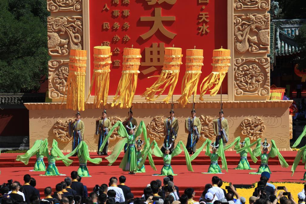 6月21日，演员在公祭伏羲大典上表演乐舞告祭仪式。新华社记者　张智敏　摄
