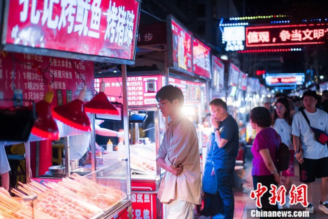 图为兰州美食吸引食客驻足，并购买品尝。兰州市城关区官方供图