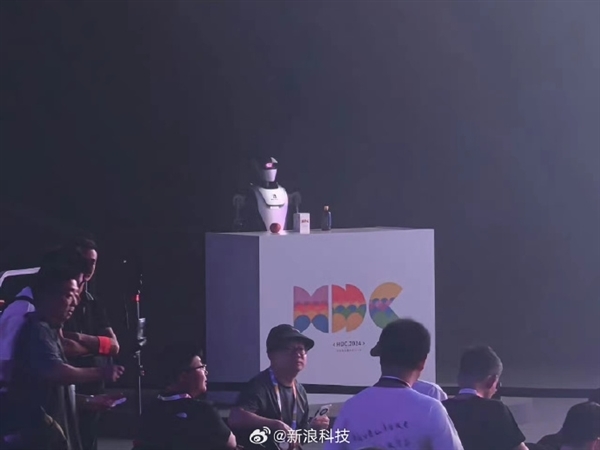 外形炫酷!人形机器人现身华为开发者大会