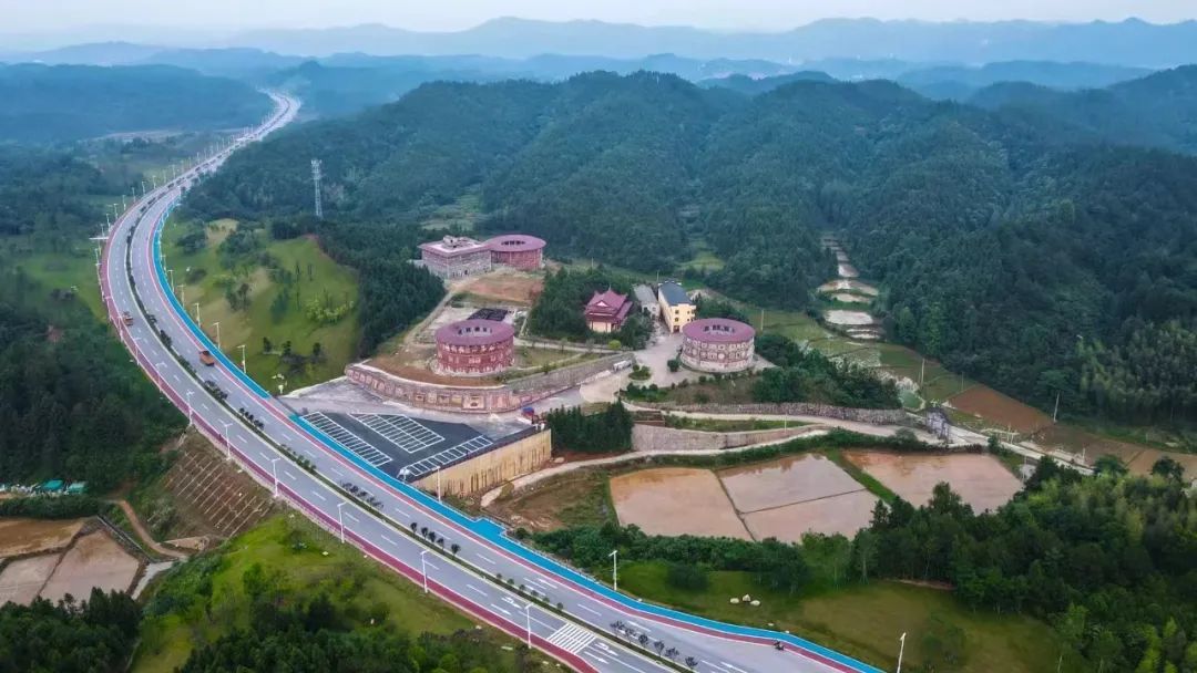 航拍镜头下俯瞰“瓷宫”。作者供图