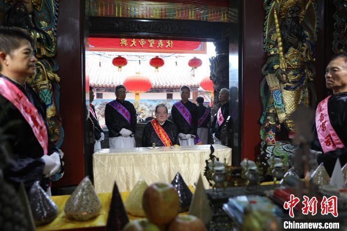 6月21日，“2024(甲辰年)两岸共祭人文始祖伏羲典礼”在台湾新北举行。担任主祭官的先啬宫董事长、中国国民党前秘书长李乾龙(中)出席典礼并担任主祭官。中新社记者　张晓曦　摄