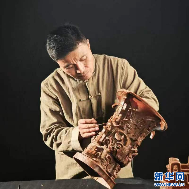 图为于安君在进行青铜器复制。（受访者供图）