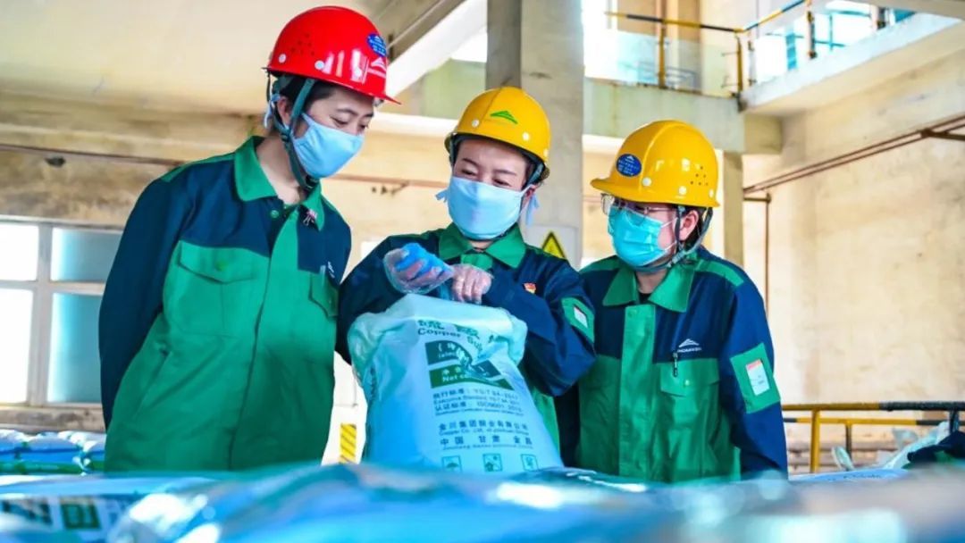 工作人员查看电镀用硫酸铜产品的成品　李德宇　摄